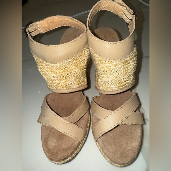 VERY VOLATILE PLATFORM WEDGE’S!! GENTLY USED - GREAT CONDITION! SIZE 9 - Picture 1 of 4